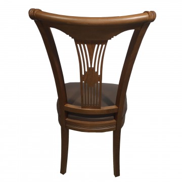 καρέκλα τραπεζαρίας Κ101 κλασικής γραμμής από μασίφ ξύλο οξιάς με ιδιαίτερα σκαλίσματα και καφε δερματινη επένδυση στο κάθισμα.