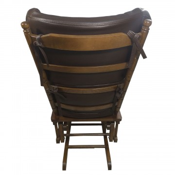 Πολυθρόνα κουνιστή ξύλινη Αμαλία με υποπόδιο κουνιστό χρώματος καρυδιά με μαξιλάρι από καφέ τεχνοδερμα